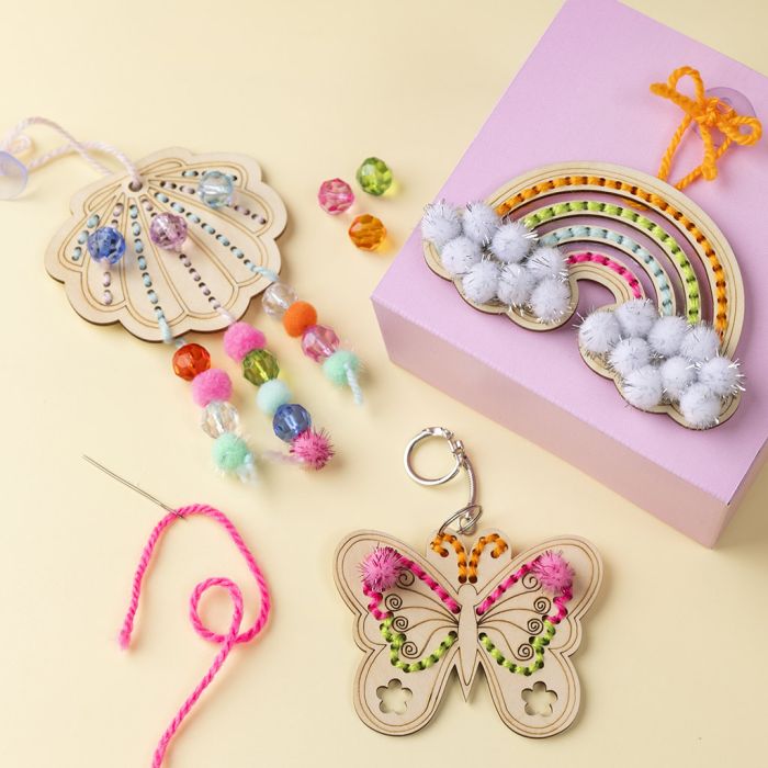 Træfigurer med broderi