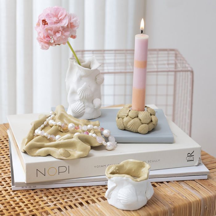 Vase, fyrfadsholder, stagelysholder og et lille fad i selvhærdende ler