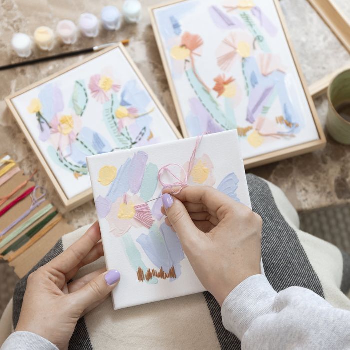 Mixed media billeder med akryl og broderi