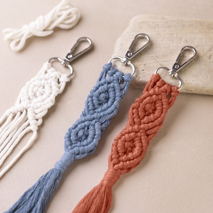 Nøglering eller taskepynt af macramé