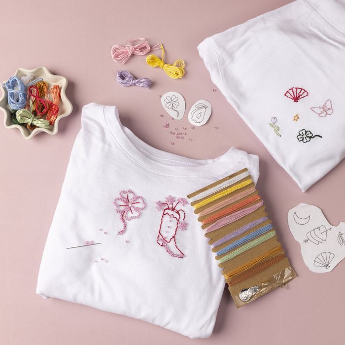 T-shirt med broderi og perler