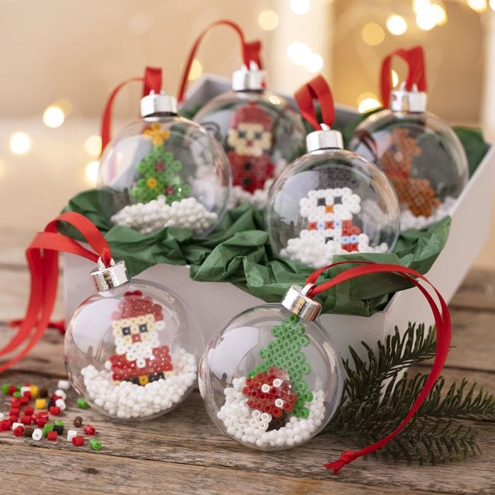 Julekugler med figurer af rørperler