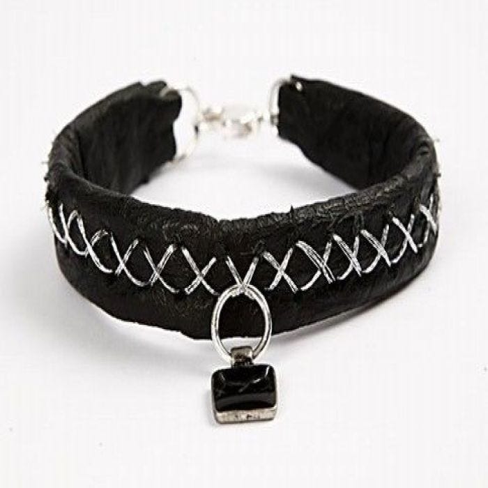 Læderarmbånd med vedhæng