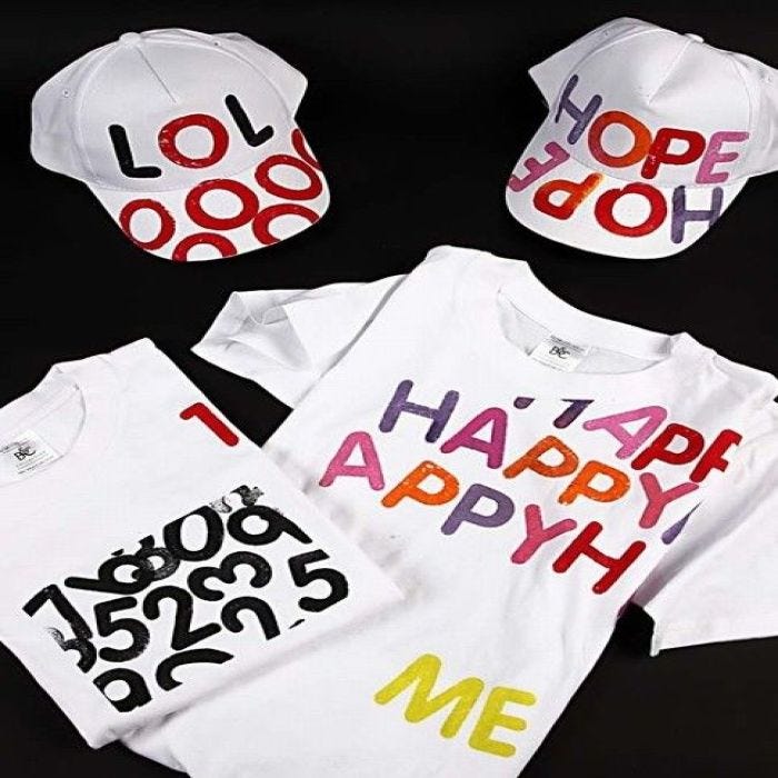 Kasketter og t-shirts med bogstavtryk