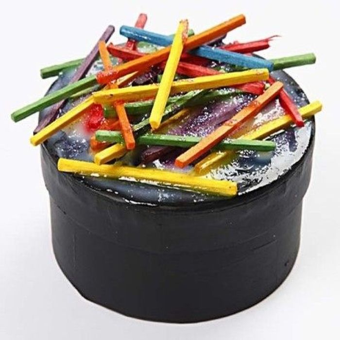 Æske med kulørte tændstikker på låget