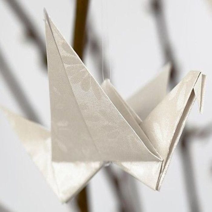 Origami fugl foldet i perlemorspapir