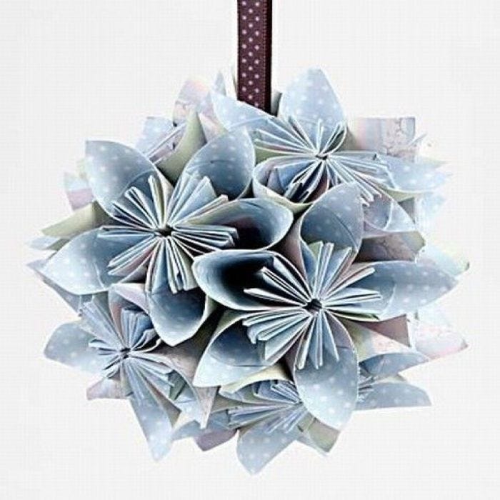 Blomsterkugle foldet af papir