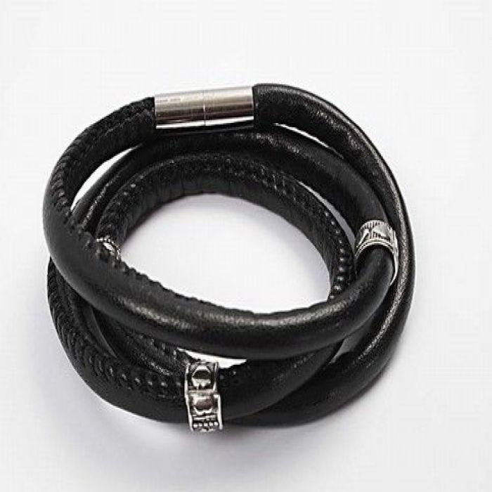 Trendy armbånd i syet skind med magnetlås