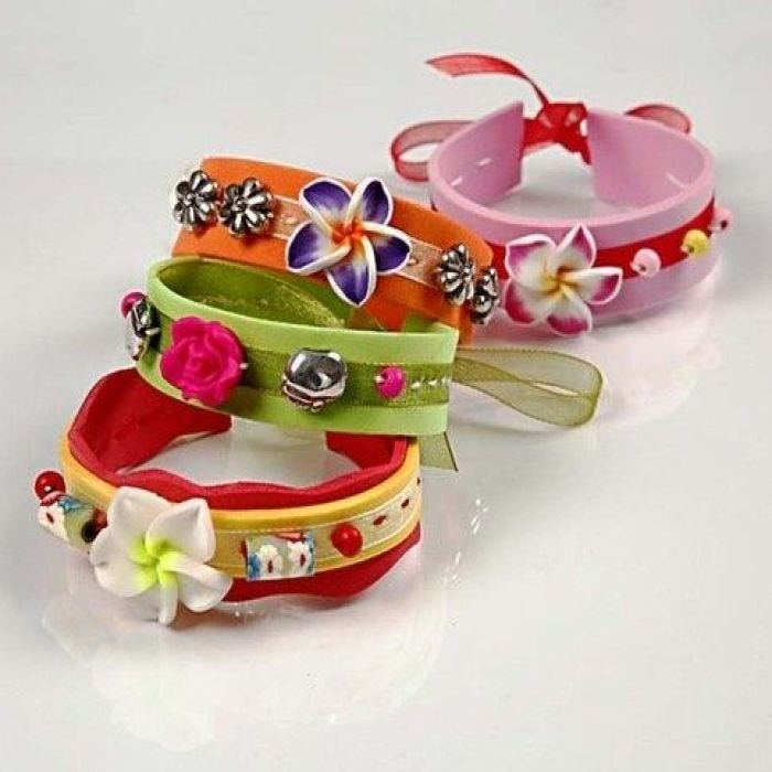 Armbånd af mosgummi med organzabånd og perler