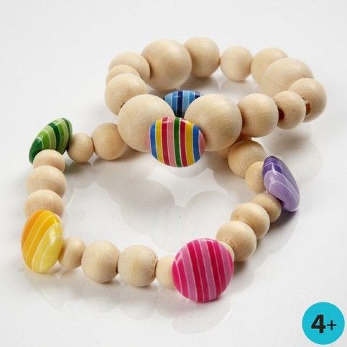 Armbånd med perler af træ og knapper af plastik