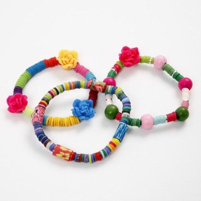 Armbånd med perler af ler og træ