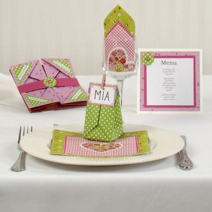 Foldede kort som invitation i papir af Vivi Gade Design