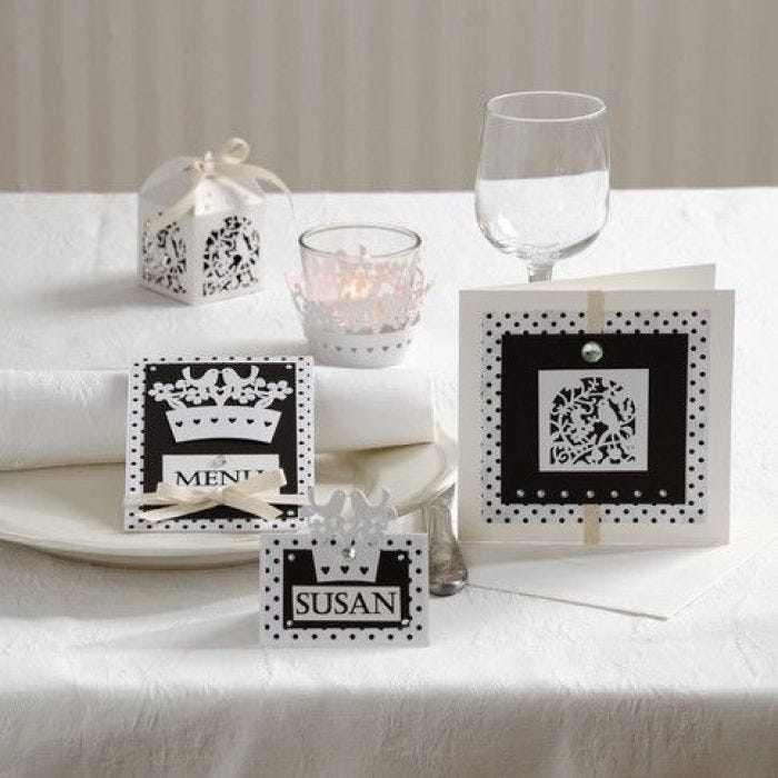 Invitation, bordkort og bordpynt i sort og hvid med filigranmotiver