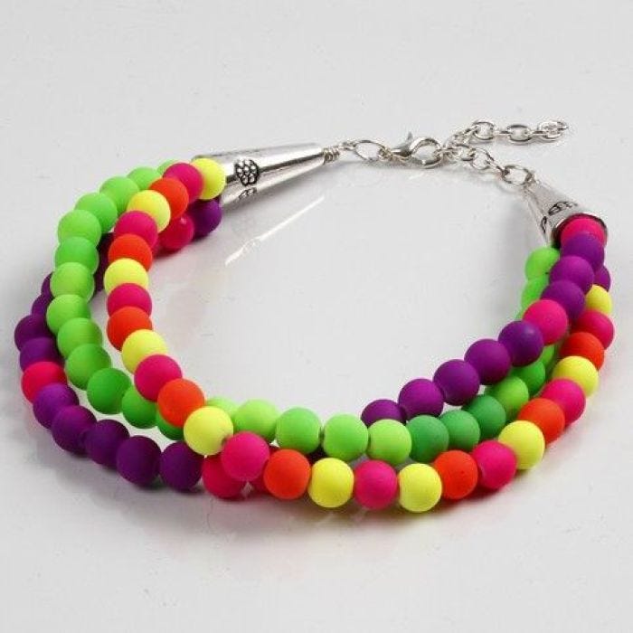 Snoet armbånd med neonperler
