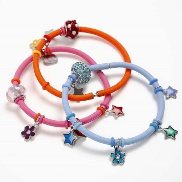 Charms på armbånd af silicone