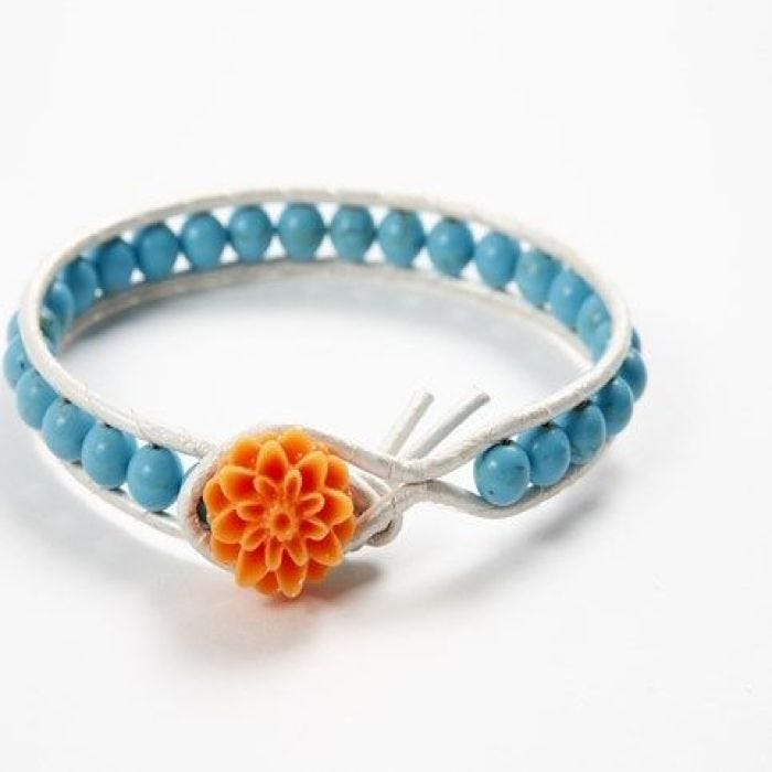 Armbånd i læder med stenperler på fiskesnøre