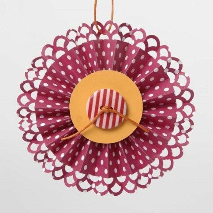 Rosét, lavet med Fiskars Border Punch System