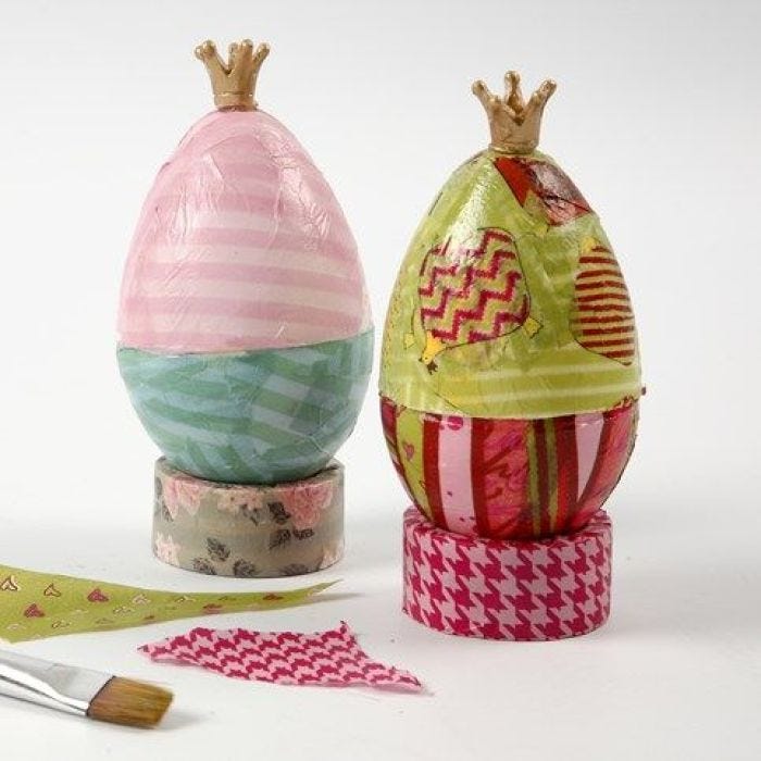 Todelt påskeæg dekoreret med decoupage og krone