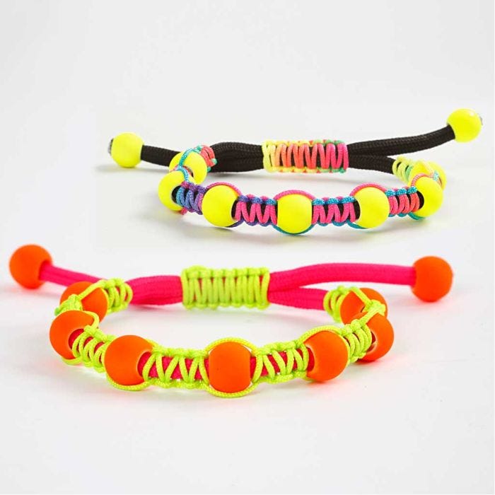 Knyttet armbånd med perler og glidelukning af knyttesnor