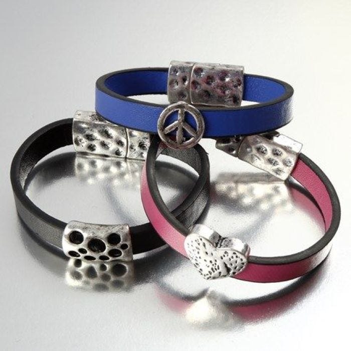 Armbånd af flad læderrem med ledperle og magnetlås