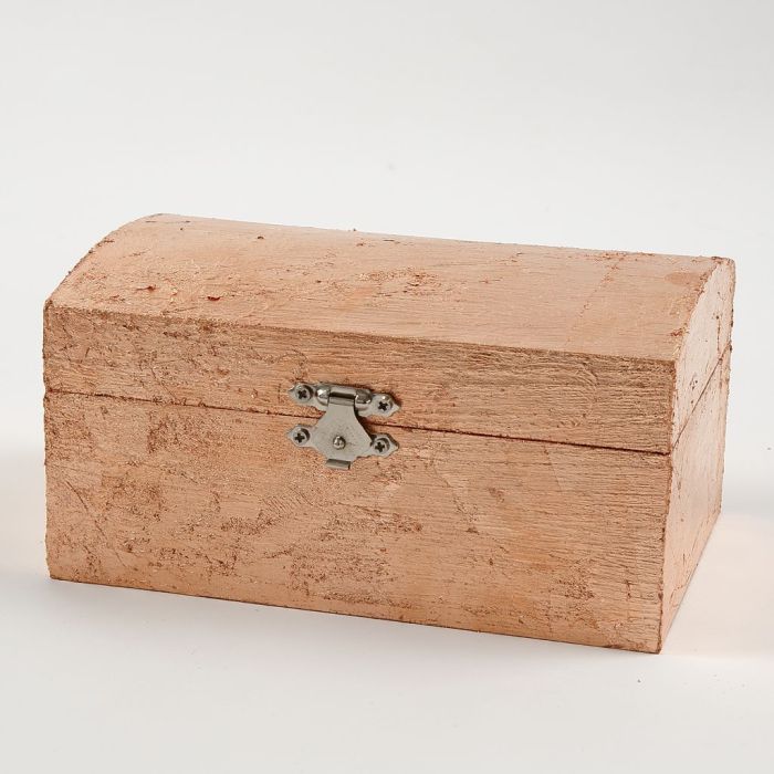 Malet skrin af træ, dekoreret med slagmetal i kobber