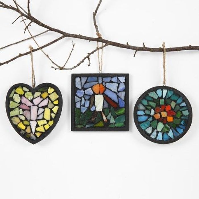 Sortmalet træramme med glasmosaik