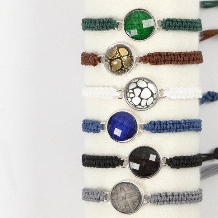 Knyttet armbånd med cabochon i vedhæng
