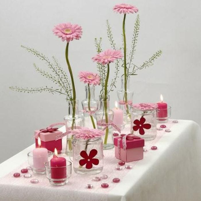 Borddækning i hvid og rosa med blomster
