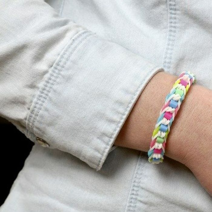 Armbånd af Rainbow Loom og Nabbi rørperler