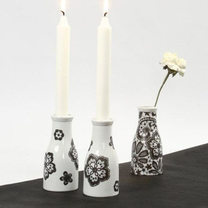 Vase af hvidt porcelæn med decoupagepapir fra Vivi Gade
