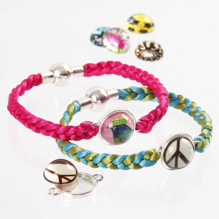 Armbånd af 4 flettede satinsnore med cabochon i midten