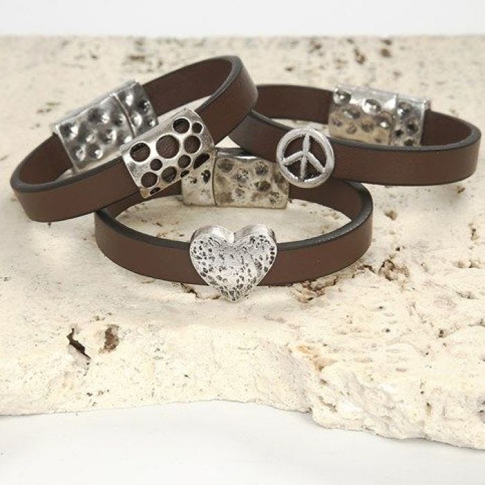Armbånd af læderbånd med ledperle og magnetlås