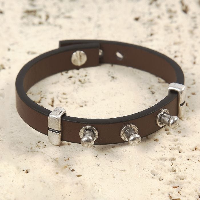 Armbånd af læderbånd med geværknapper