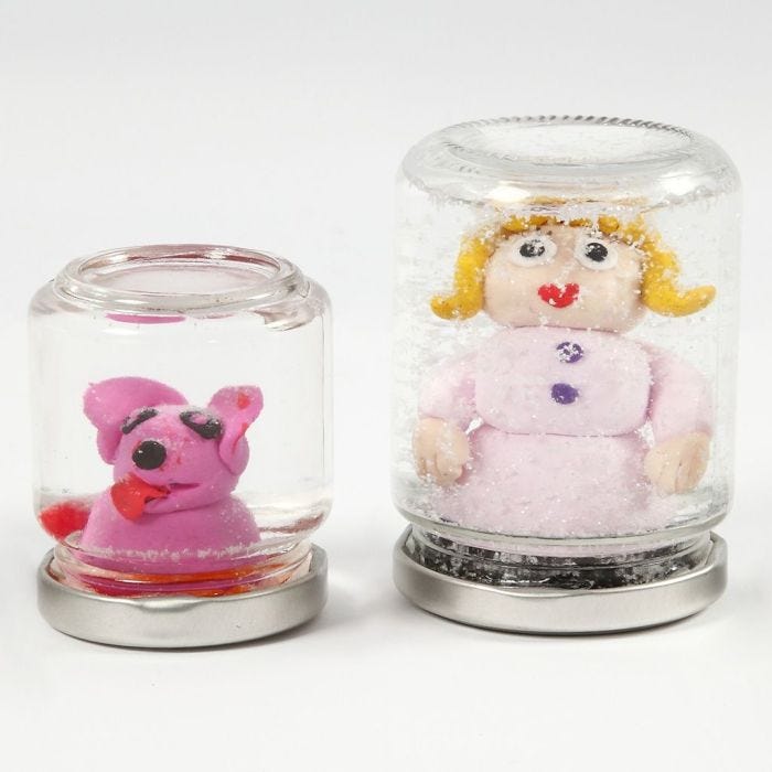 Rystekugle af glas med figur af Fimo-ler og vand med glimmer