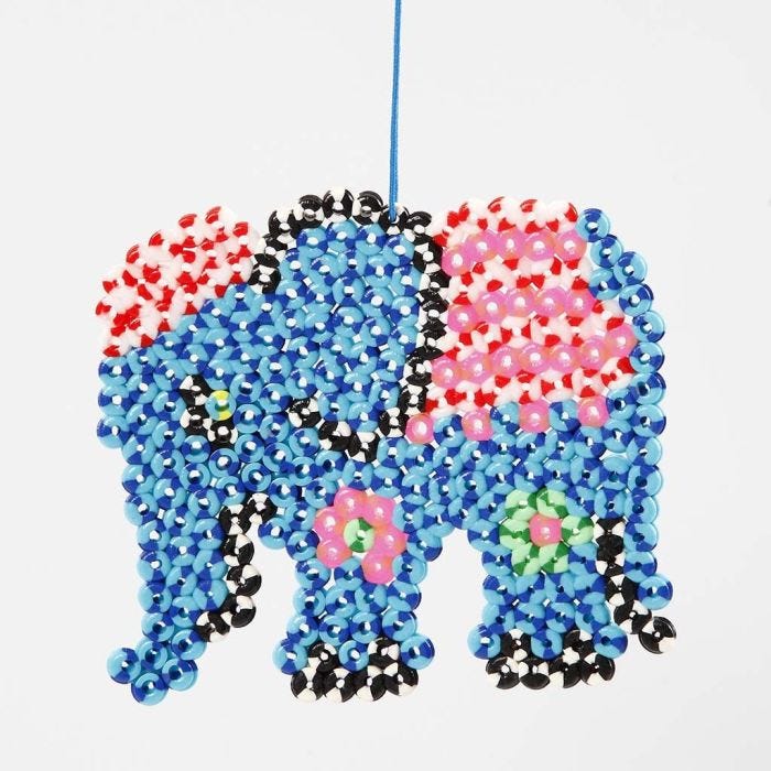 Elefant af stribede rørperler på stiftplade