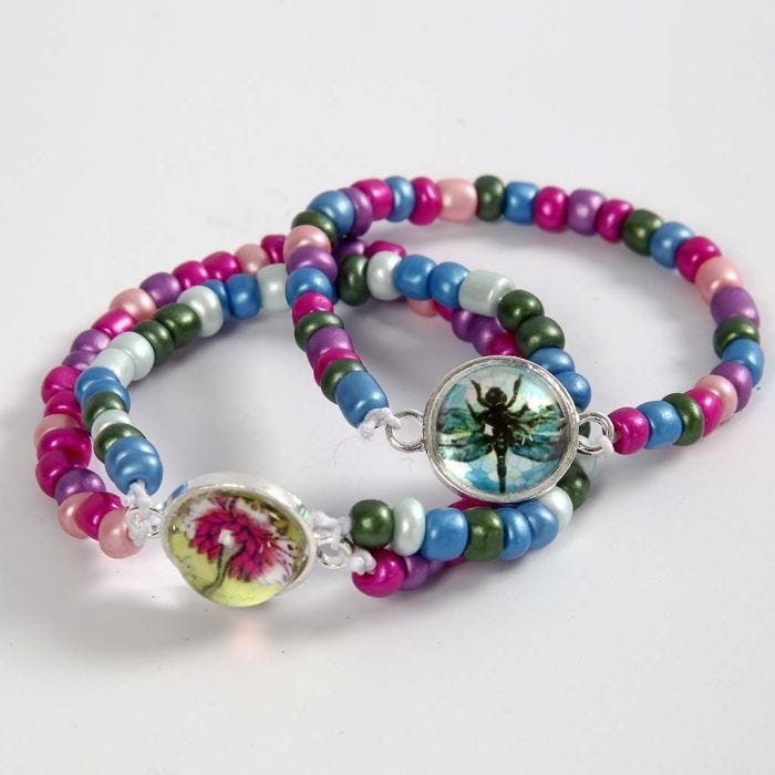 Armbånd af rocaiperler og med cabochon i midten