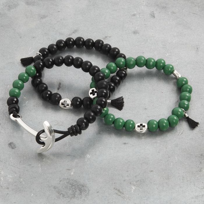 Armbånd med træperler og pynt