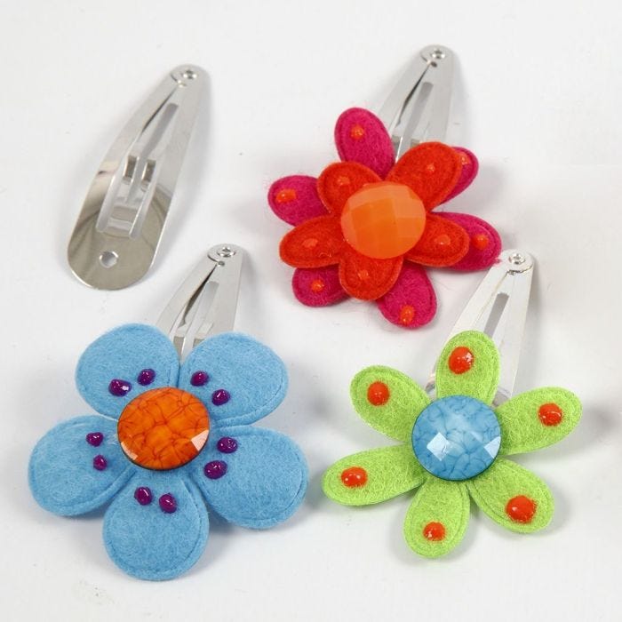 Hårspænde med filtblomst og cabochon 