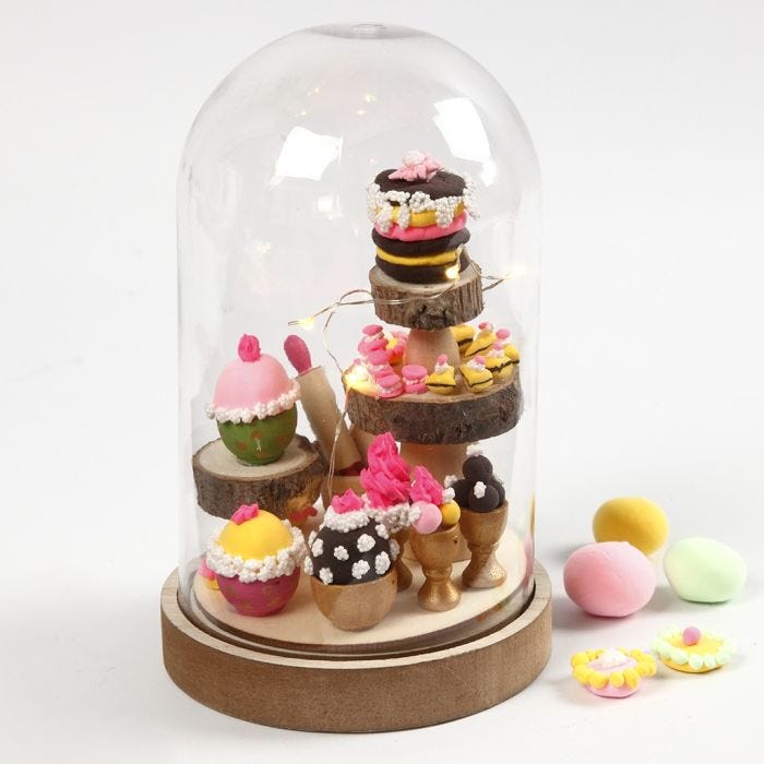 Klokke med mini cupcakes som indvendig pynt