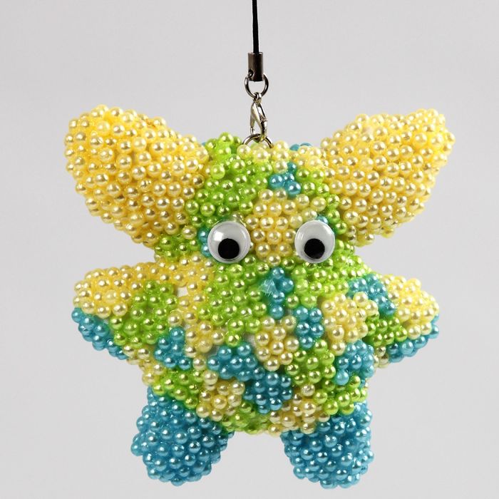 Stoffigur beklædt med Pearl Clay og rulleøjne