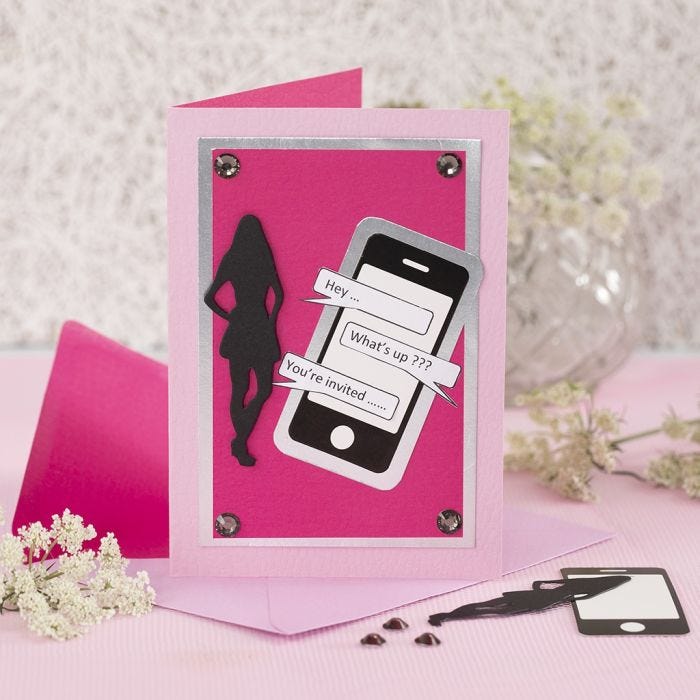 Invitation til konfirmation med mobiltelefon-kartonmærkat og silhuetfigur