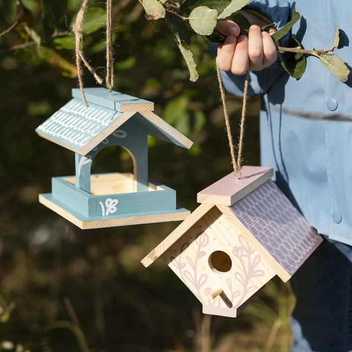 Hjemmelavet fuglehus malet med hobbymaling og dekoreret med Plus Color tusch