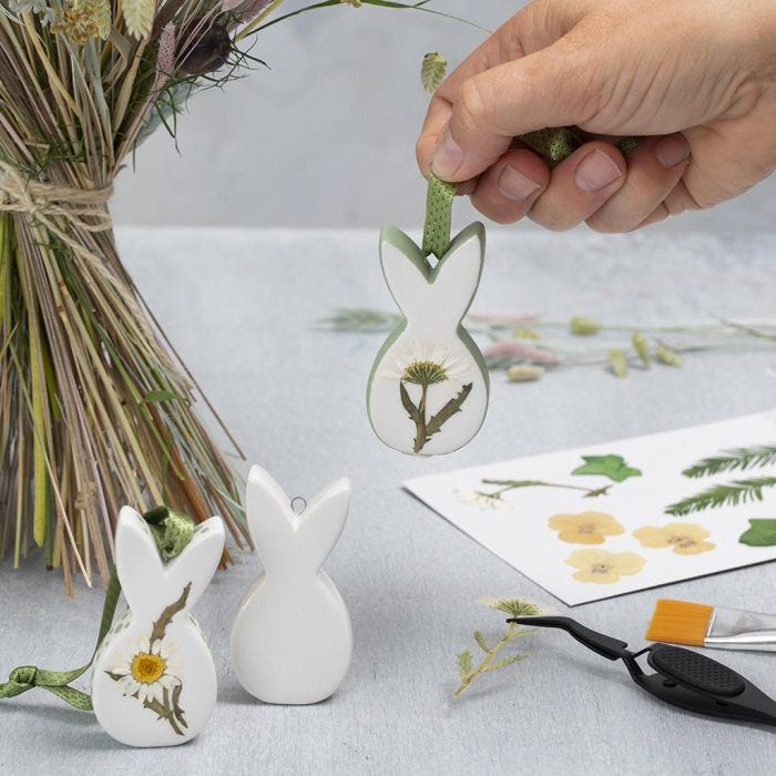 Påskeophæng af porcelæn med tørrede blomster