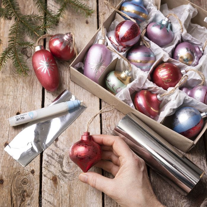 Julekugler af træ dekoreret med Art Metal maling og folie