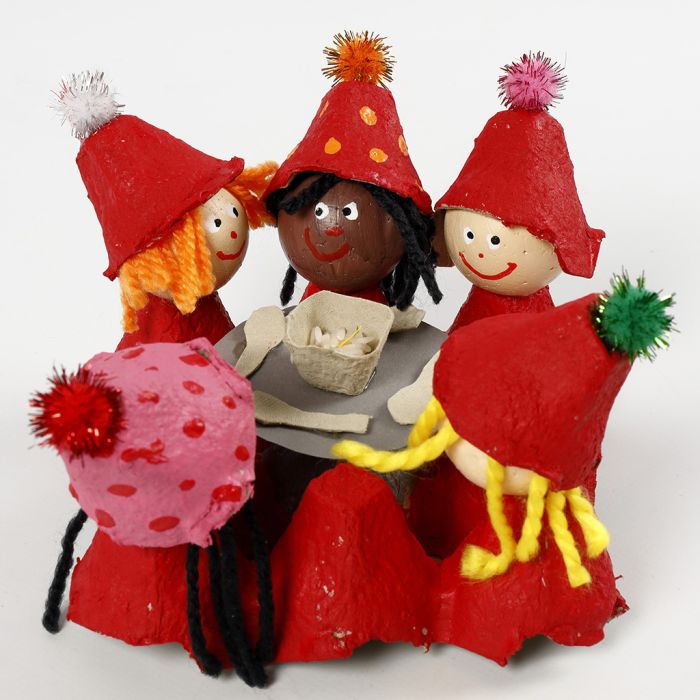 Nisser om et bord lavet af æggebakker