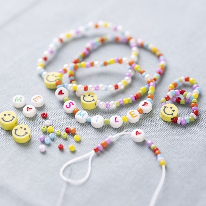 Armbånd og ringe med bogstavperler og smiley perler