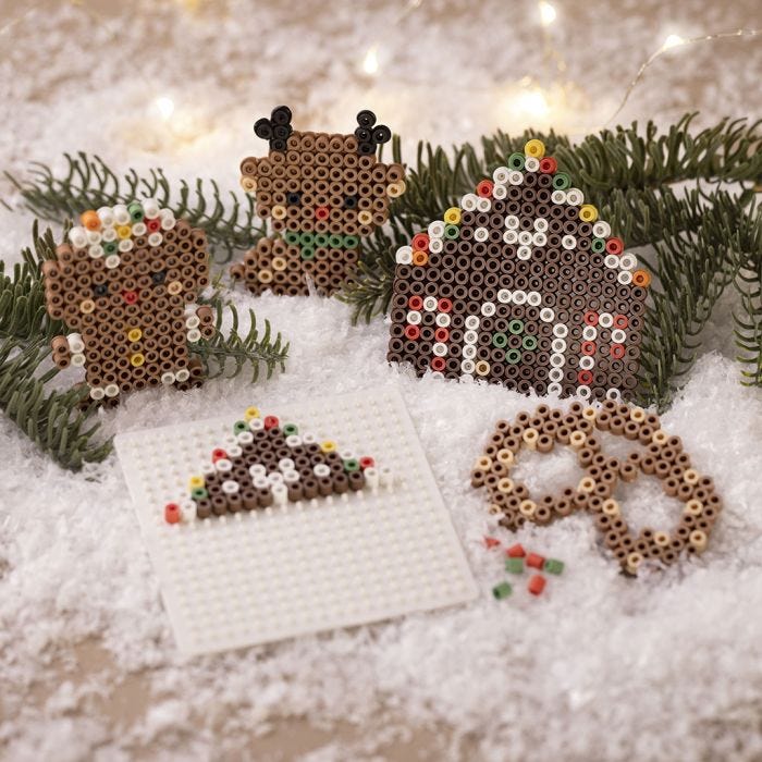 Rensdyr, kagehus, kagemand og kringle af BioBeads rørperler