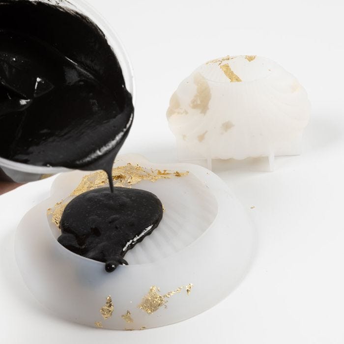 Sådan støber du med sort resin støbemix