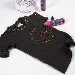 Sort T-shirt dekoreret med 3D Liner