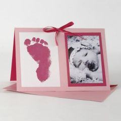 Pink invitation til barnedåb med billede og fodaftryk